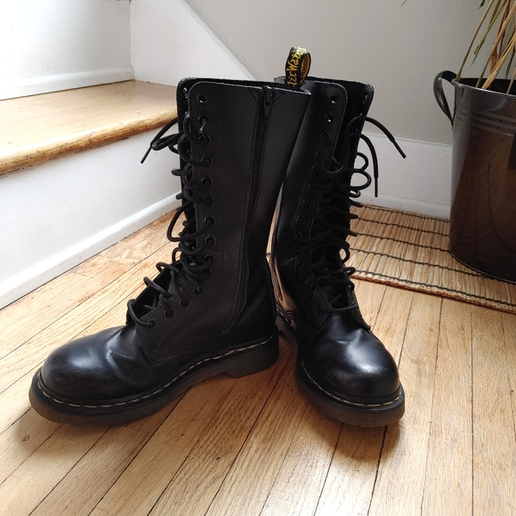SOLD Like new dr Martens 1914 w tall leather Boots - Picture 2 of 13
